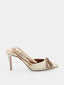 Sandales Albano en satin doré avec nœud en strass
Chaussures à talon 8-9 cm en satin doré, bout pointu
Détail du nœud en strass sur les sandales Albano
Vue arrière des sandales Albano avec bride de cheville réglable
