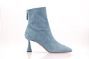 Bottine Aquazzura Amore 75 Booty en suède bleu denim
Chaussure à talon aiguille 7,5 cm en suède bleu signée Aquazzura
Détail du bout carré de la bottine Aquazzura Amore 75
Vue arrière de la bottine Aquazzura avec tirette zippée
Bottine chic en suède bleu pour femme avec talon fin

