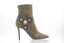 Balmain Eva Ankle Booty in khaki leather
Side view Balmain khaki stiletto boot
Elegant women's shoe in khaki calf leather Balmain
Balmain pointed-toe bootie with gold details
Balmain high-end khaki ankle boots with 7.5 cm heel

